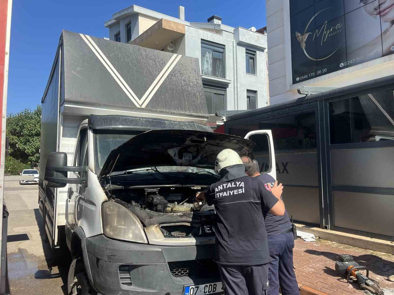 PARK HALİNDEKİ NAKLİYE KAMYONUNUN MOTOR KISMINDA ÇIKAN YANGIN, İTFAİYENİN KISA SÜREDE...