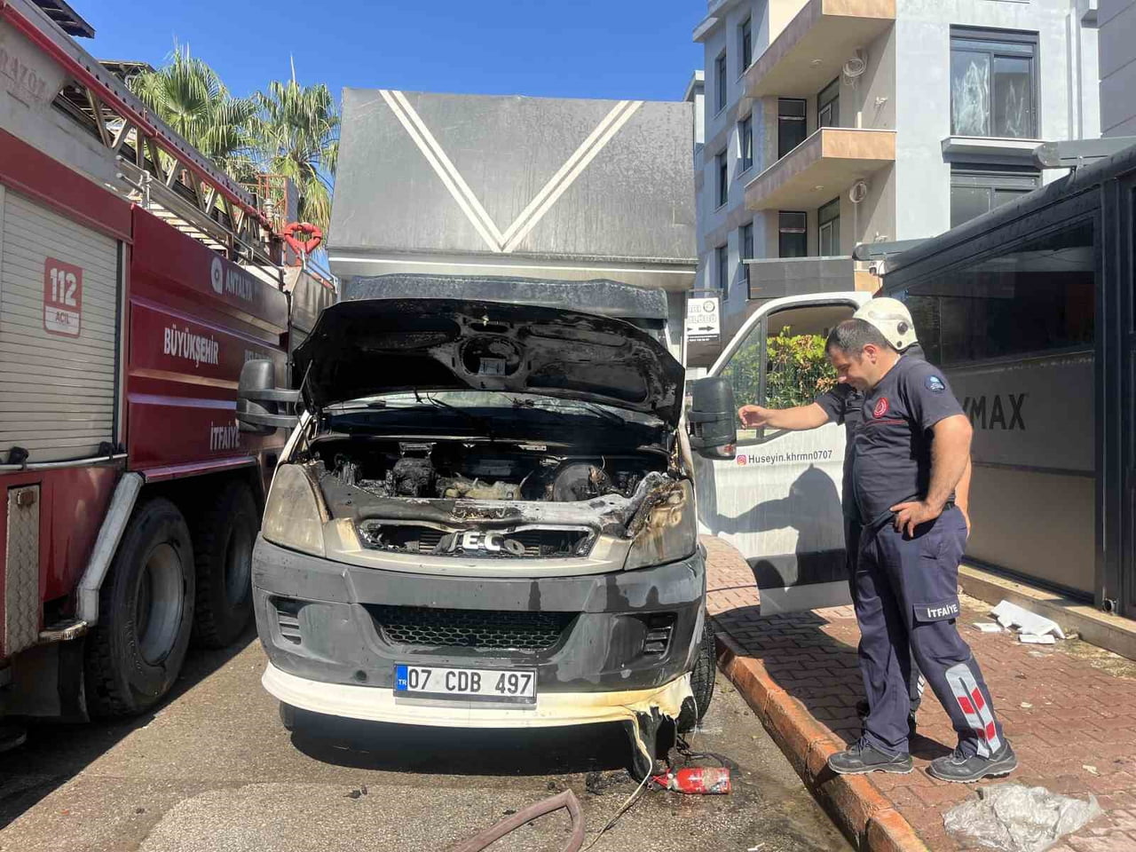PARK HALİNDEKİ NAKLİYE KAMYONUNUN MOTOR KISMINDA ÇIKAN YANGIN, İTFAİYENİN KISA SÜREDE...