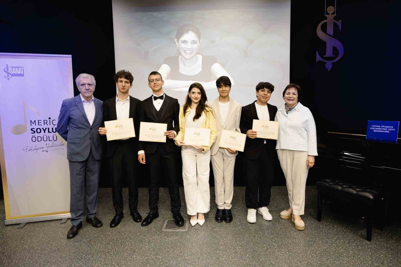 PARLAYAN YILDIZLAR KONSERLERİYLE GENÇ YETENEKLERE SAHNESİNİ AÇARAK ONLARI KARİYERLERİNİN BAŞINDA...