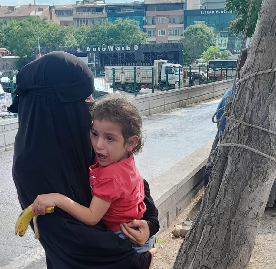 PAZARDA KAYBOLAN KÜÇÜK KIZ, ZABITA EKİPLERİ SAYESİNDE ANNESİNE KAVUŞTU