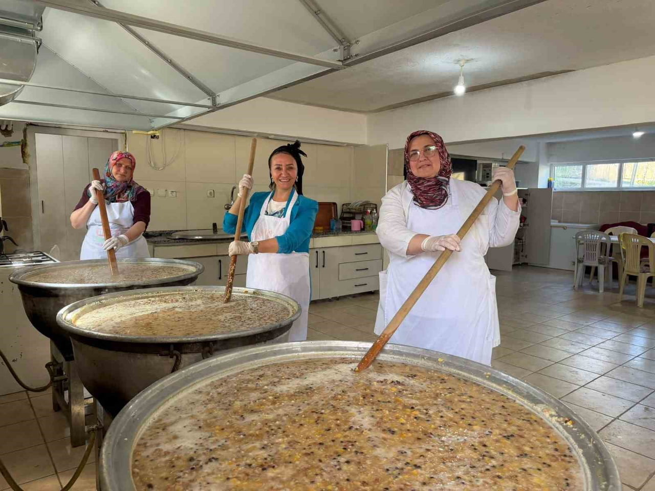 PAZARYERİ'NDE MUHARREM AYI DOLAYISIYLA5 BİN KİŞİLİK AŞURE YAPILARAK, TÜM İLÇEYE DAĞITILDI....