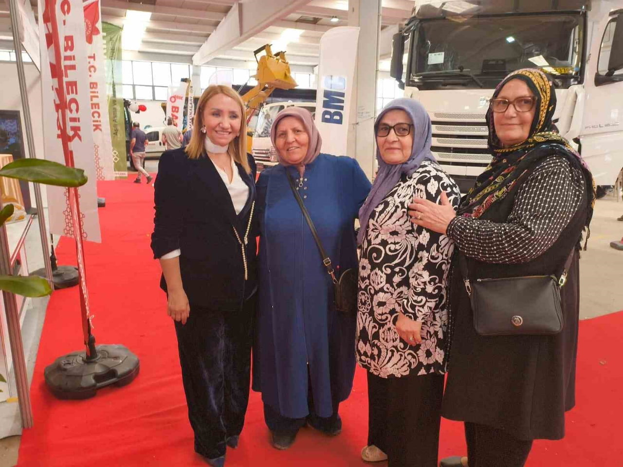 PAZARYERİ BELEDİYE BAŞKANI ZEKİYE STANTLARI GEZDİ