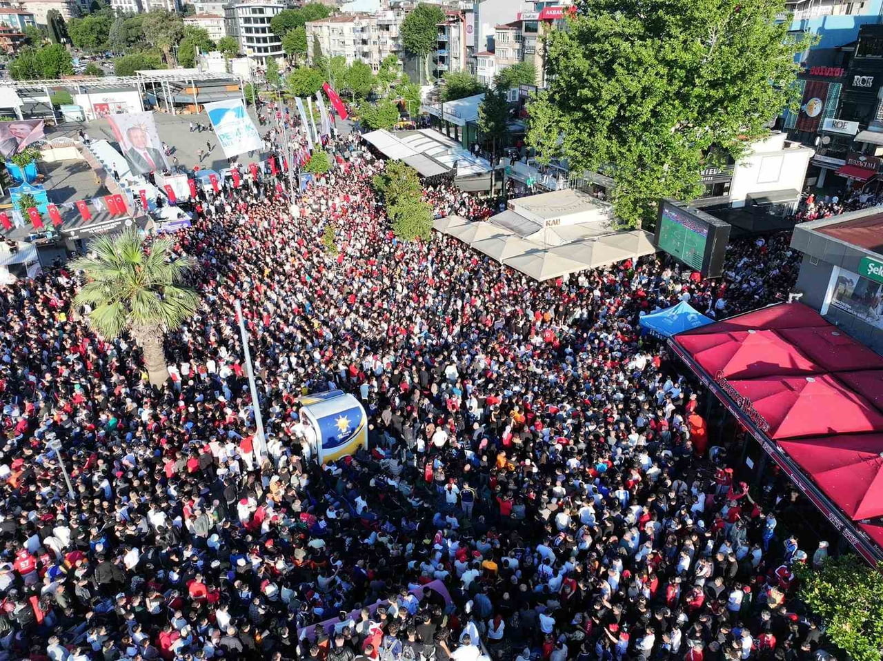 PENDİK'TE SAHİL MEYDANINDA BELEDİYE TARAFINDAN KURULAN DEV EKRANLARDA A MİLLİ FUTBOL TAKIMI'NIN...