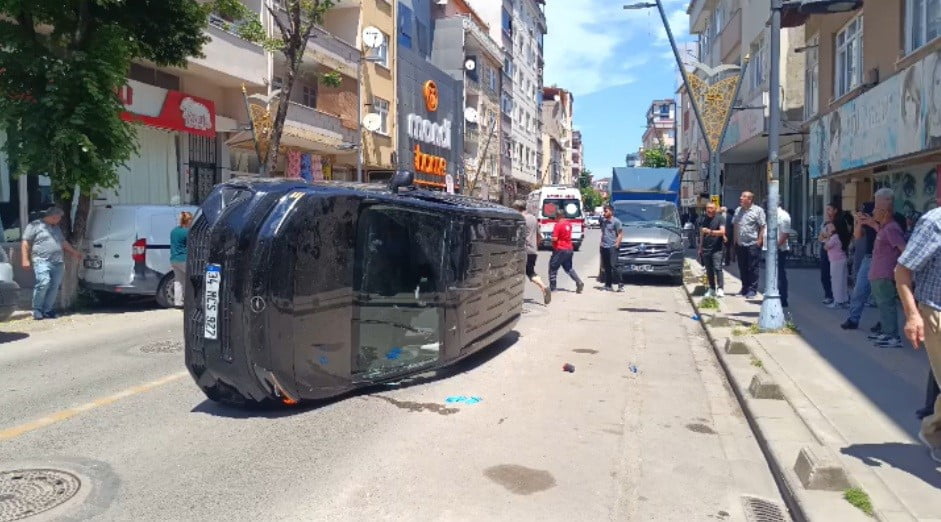PENDİK'TE SÜRÜCÜSÜNÜN DİREKSİYON HAKİMİYETİNİ KAYBETTİĞİ OTOMOBİL PARK HALİNDEKİ ARACA ÇARPTIKTAN...