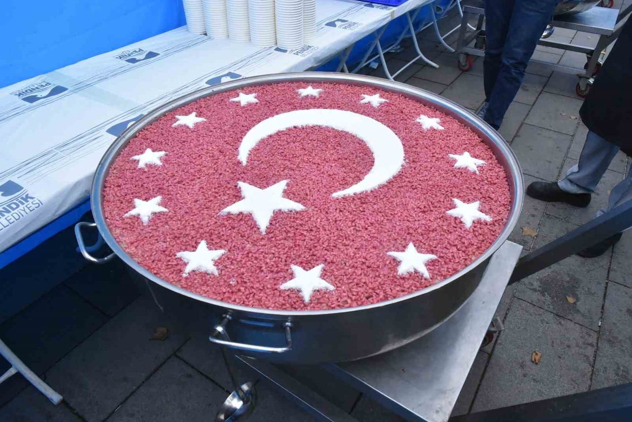 PENDİK BELEDİYESİ, MUHARREM AYI DOLAYISIYLA DÜZENLEDİĞİ GELENEKSEL AŞURE İKRAMINDA VATANDAŞLARA...