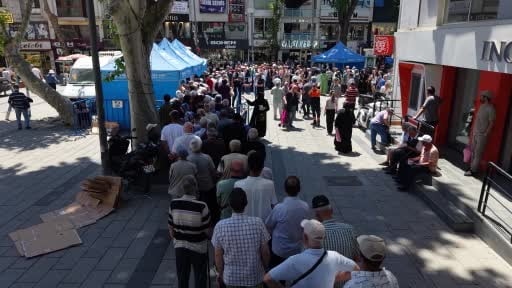 Pendik’te Muharrem ayı bereketi: 20 bin kişiye aşure ikram edildi