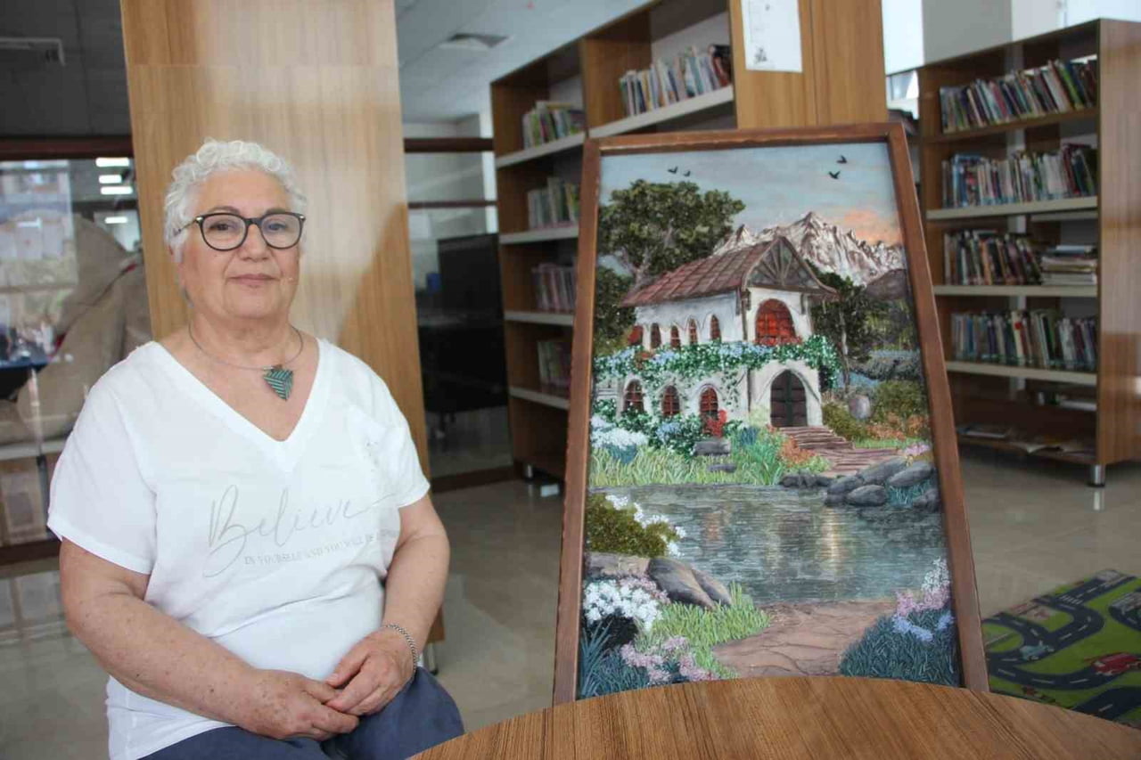 PERVİN KAVACIK HOBİ OLARAK BAŞLADIĞI CAM SÜSLEME SANATINDAN ARTA KALAN KIRIK CAMLARI SANAT ESERİNE...