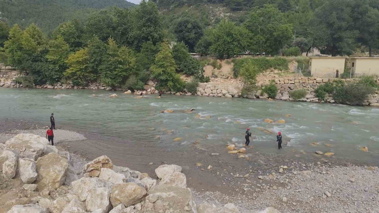 PİKNİK YAPMAK İÇİN ARKADAŞLARIYLA BİRLİKTE GİTTİĞİ KARAKAYA MAHALLESİNDE SERİNLEMEK İÇİN ALARA...
