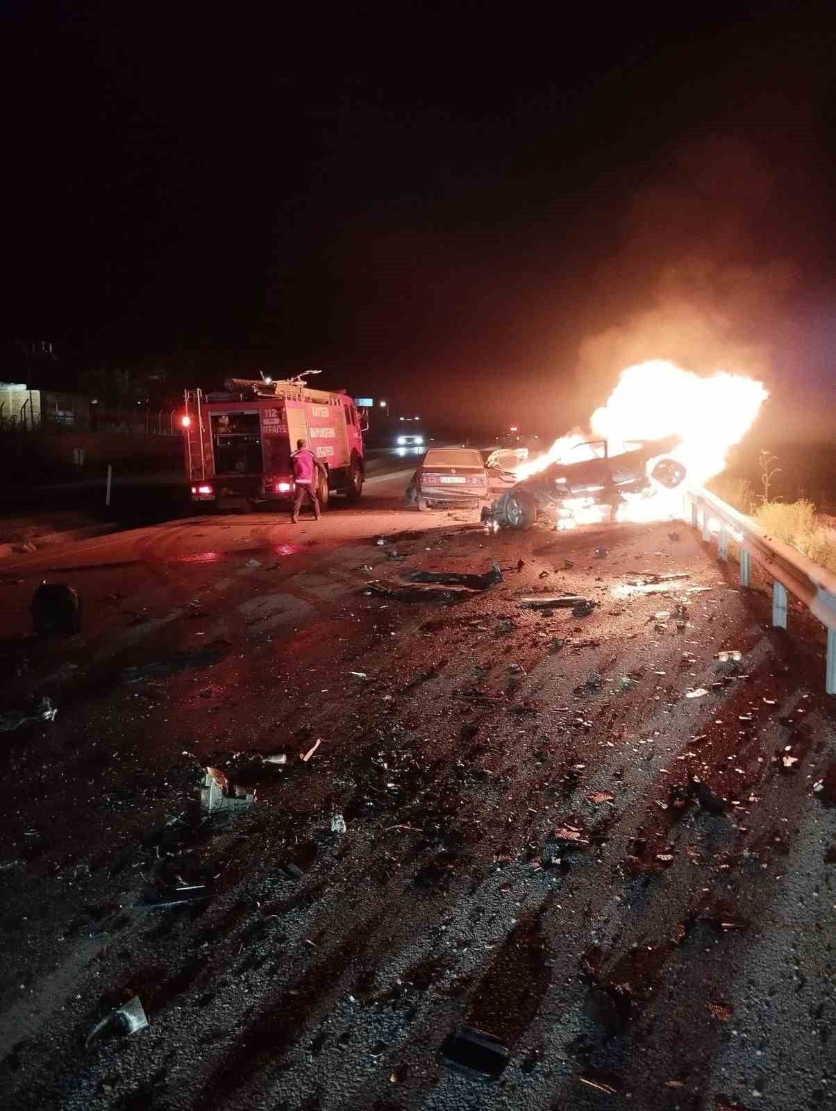 PINARBAŞI İLÇESİNDE KAZA YAPAN OTOMOBİLLERDEN BİRİ ALEV ALARAK YANDI. KAZADA 1 KİŞİ HAYATINI...