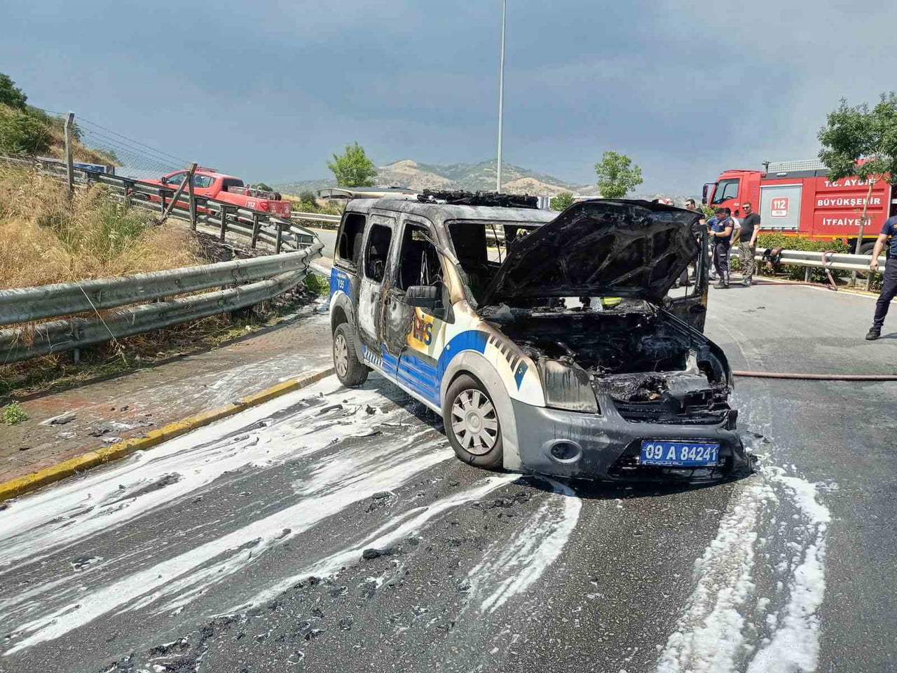 POLİS ARACI ALEVLERE TESLİM OLDU