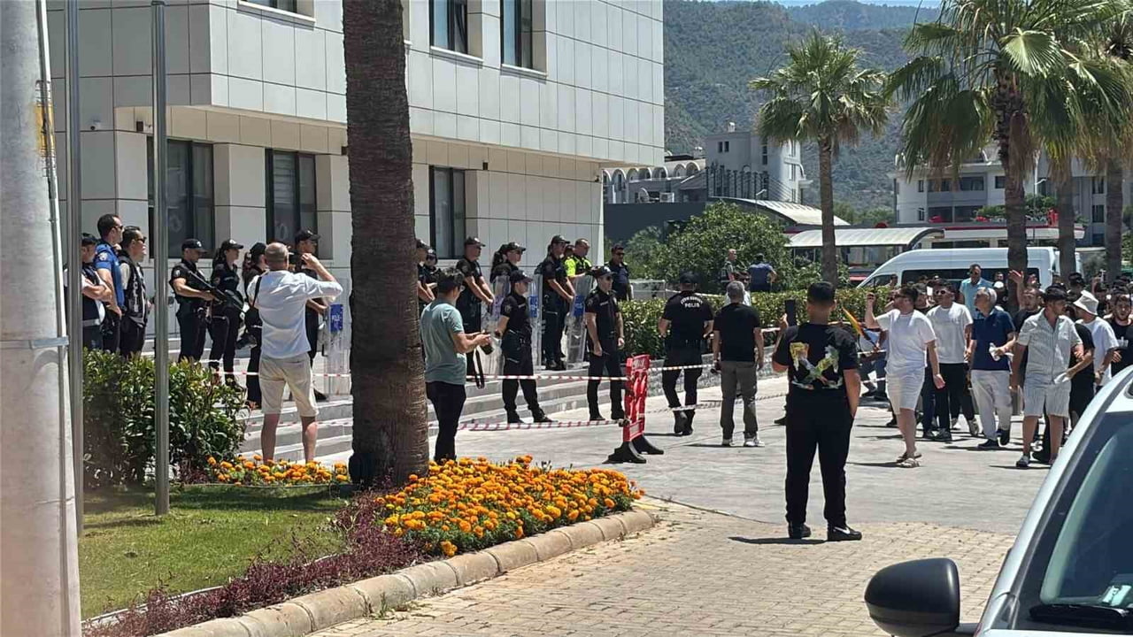 POLİS BELEDİYE BİNASI ÇEVRESİNDE GÜVENLİK ÖNLEMLERİ ALDI