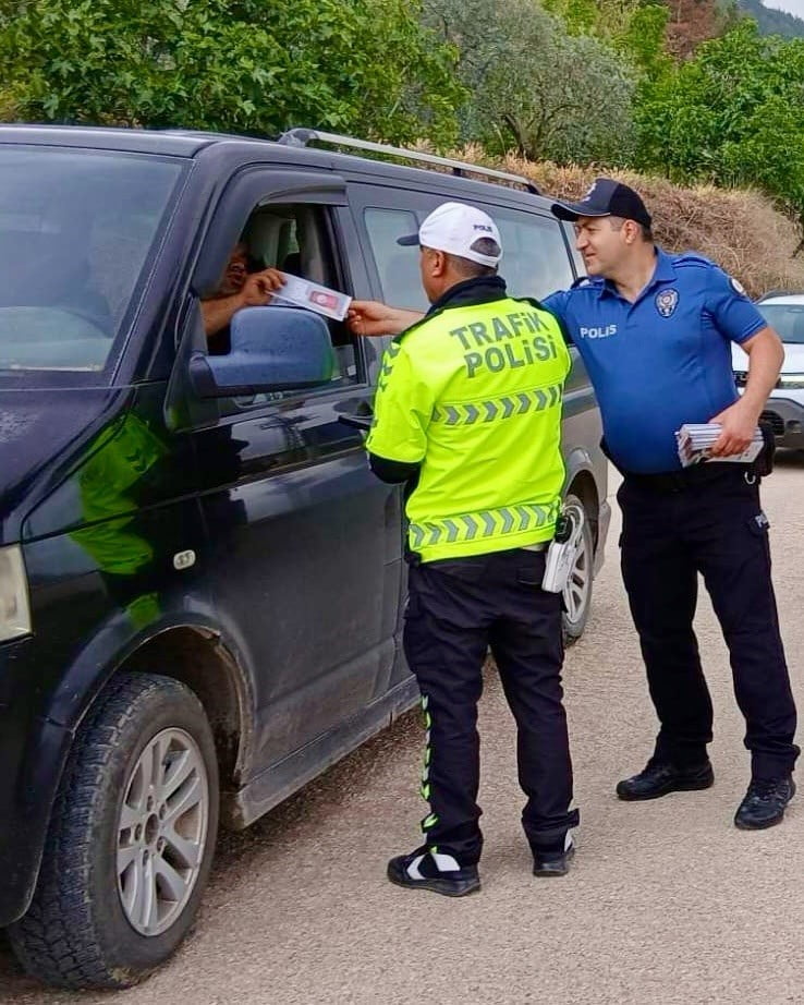 POLİS EKİPLERİ ARAÇLARI TEK TEK BİLGİLENDİRDİ