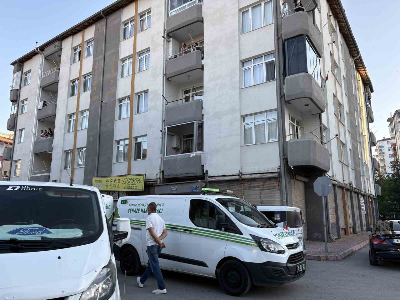 POLİS EKİPLERİ ÇEVREDE GÜVENLİK ÖNLEMİ ALIRKEN, SAĞLIK EKİPLERİ DOĞAN K.'NIN HAYATINI KAYBETTİĞİNİ...