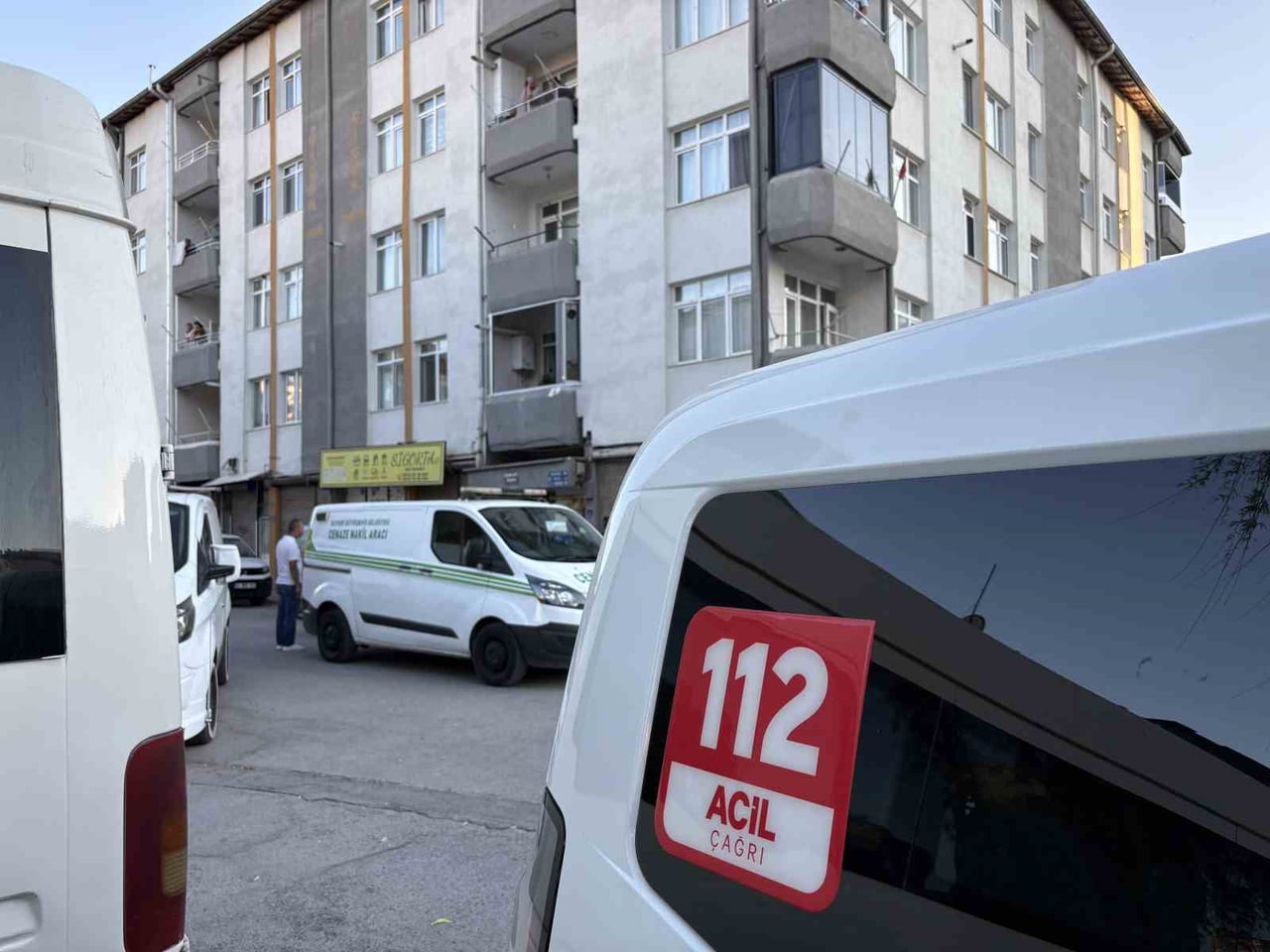 POLİS EKİPLERİ ÇEVREDE GÜVENLİK ÖNLEMİ ALIRKEN, SAĞLIK EKİPLERİ DOĞAN K.'NIN HAYATINI KAYBETTİĞİNİ...