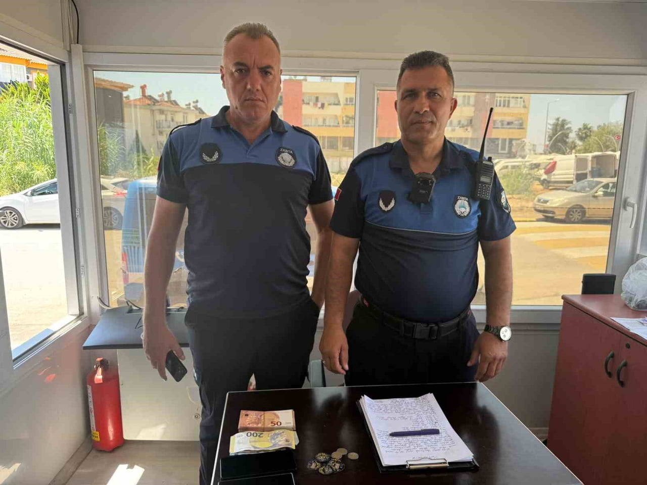 POLİS EKİPLERİ TARAFINDAN YAPILAN ARAMADA 1 ADET 100 AMERİKAN DOLARI, 1 ADET 50 AMERİKAN DOLARI, 1...