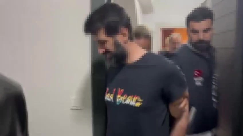 POLİS EKİPLERİNİN KAPIYI AÇMASI YÖNÜNDEKİ ÇAĞRILARINA KARŞILIK VERMEYEN FİRARİNİN BULUNDUĞU EVE...