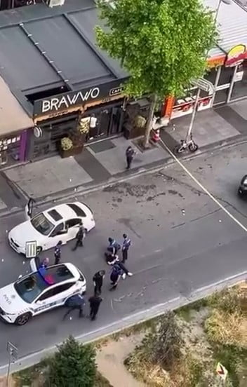 POLİSİN HIZLI MÜDAHALESİYLE OLAY BÜYÜMEDEN ŞAHISLAR GÖZALTINA ALINDI.