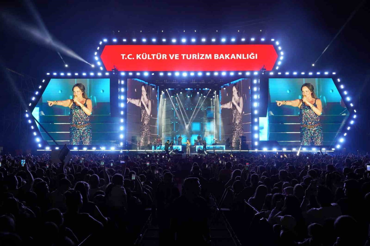 POP MÜZİĞİNİN ÖNEMLİ İSİMLERİNDEN ŞARKICI BENGÜ, SAMSUN’DA VERDİĞİ KONSERDE DİNLEYENLERİN...