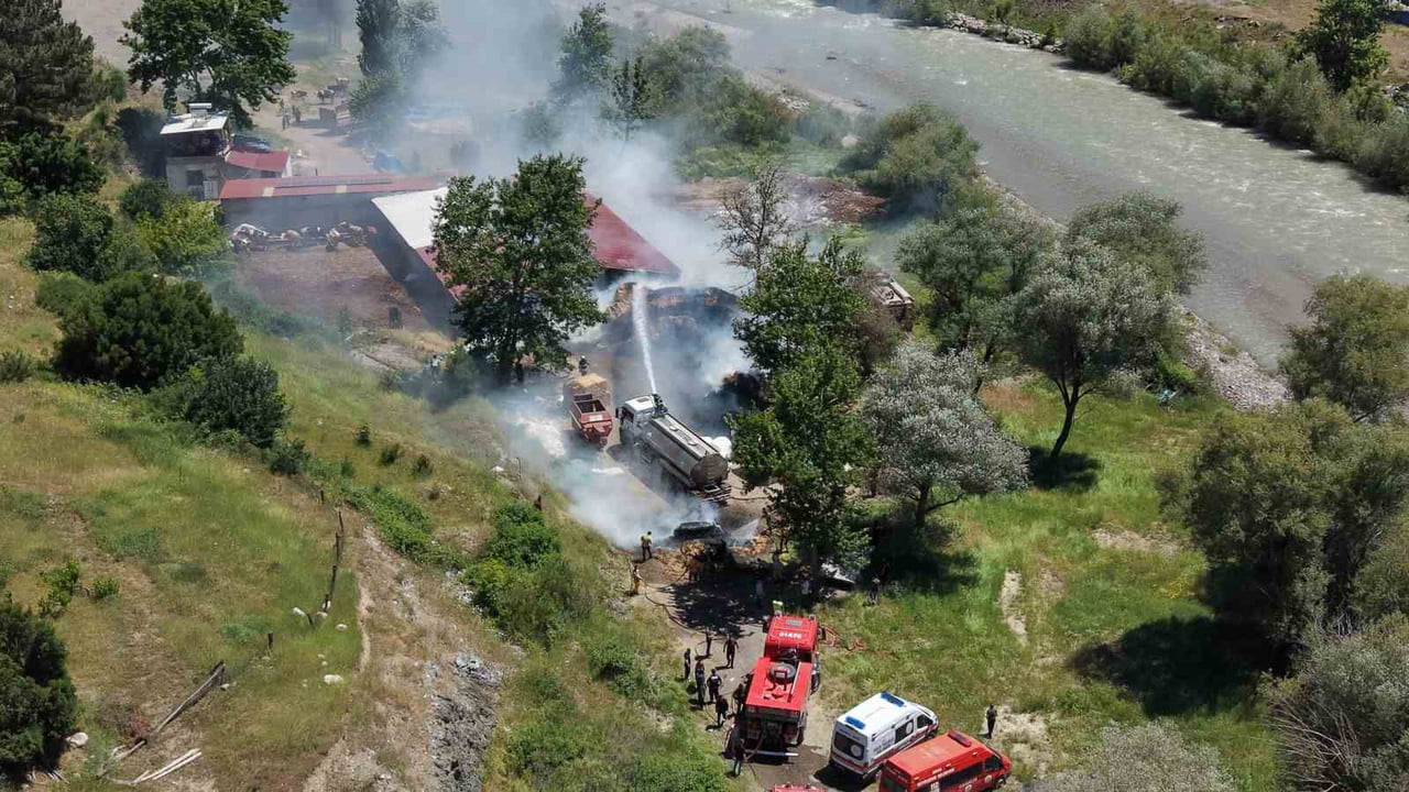 POZANTI İLÇESİNDEKİ BİR HAYVAN ÇİFTLİĞİNDE ÇIKAN YANGIN PANİĞE NEDEN OLDU.