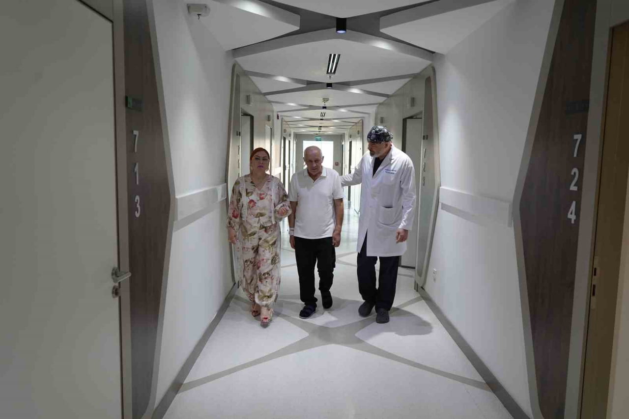 PROF. DR. ENİS KURUOĞLU,  MALKHAZ TURMANİDZE VE EŞİ