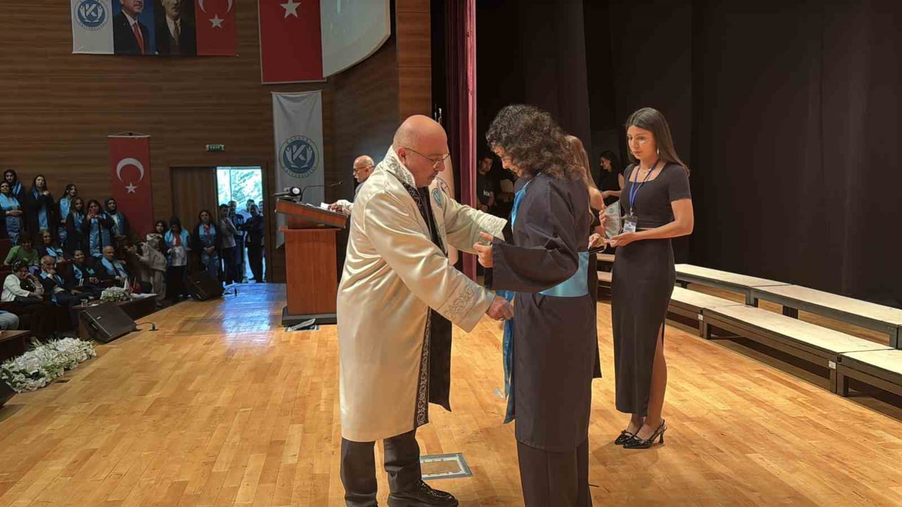 PROF. DR. KARAMUSTAFA, MUSTAFA ÇIKRIKÇIOĞLU MESLEK YÜKSEK OKULU MEZUNİYET TÖRENİNDE BÖLÜM...