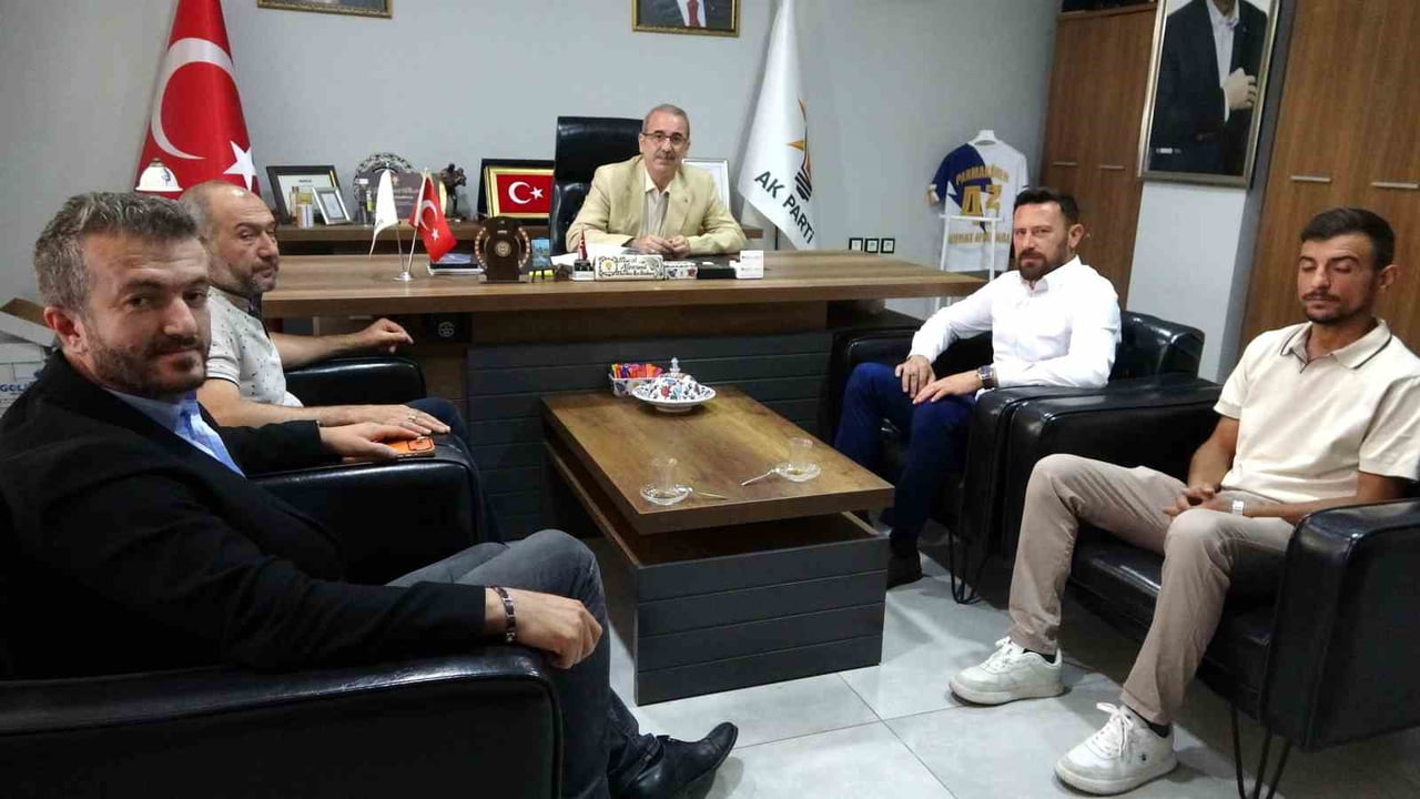PROGRAM, AK PARTİ'YE KATILAN KADİR ESEN, HASAN YERLİKAYA VE MÜCAHİT KARAASLAN'A PARTİ ROZETLERİNİN...