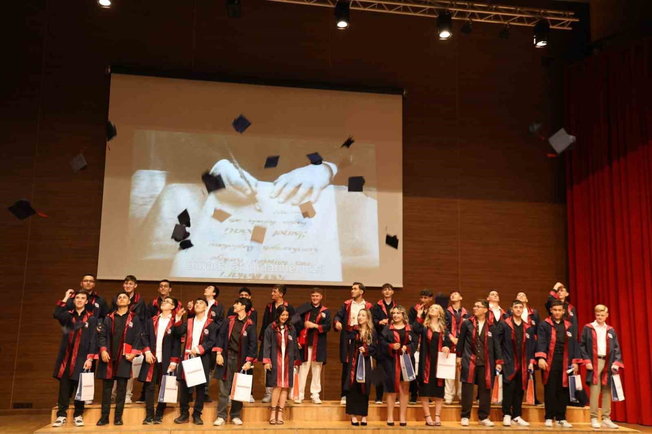 PROGRAM, DERECEYE GİREN ÖĞRENCİLERE ÖDÜLLERİNİN VERİLMESİ VE MEZUNLARIN KEP ATMASIYLA SONA...
