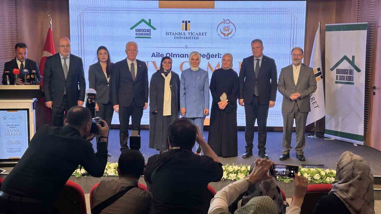 PROGRAM HEDİYE TAKDİMİ VE FOTOĞRAF ÇEKİMİNİN ARDINDAN SONA ERDİ.