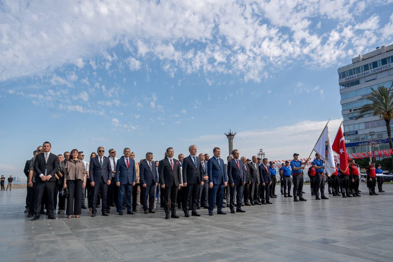 PROGRAM, İZMİR CUMHURİYET MEYDANI ATATÜRK ANITI’NA ÇELENK SUNULMASIYLA BAŞLADI.