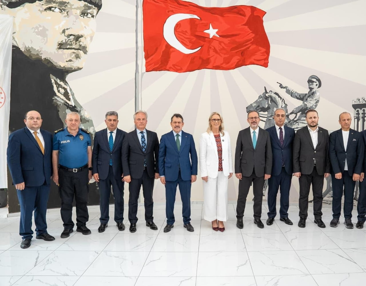PROGRAM, İZMİR CUMHURİYET MEYDANI ATATÜRK ANITI’NA ÇELENK SUNULMASIYLA BAŞLADI.