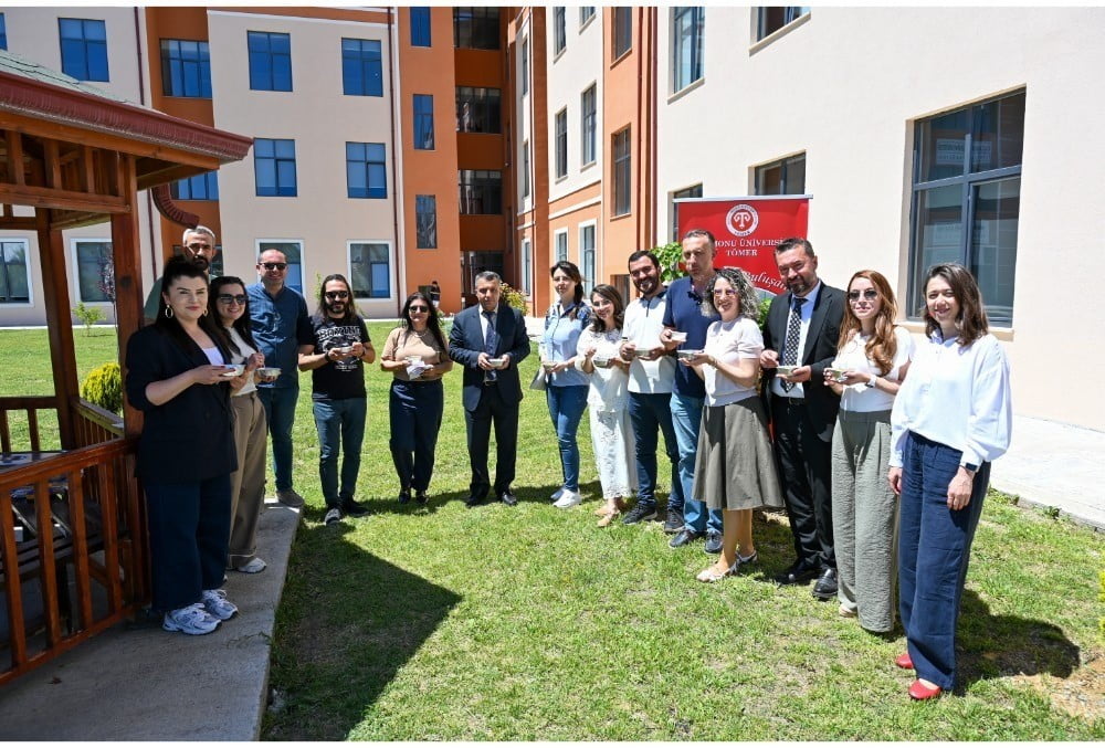 PROGRAM, KATILIMCILARIN GÜNÜN ANISINA ÇEKTİRDİĞİ HATIRA FOTOĞRAFIYLA SONA ERDİ.