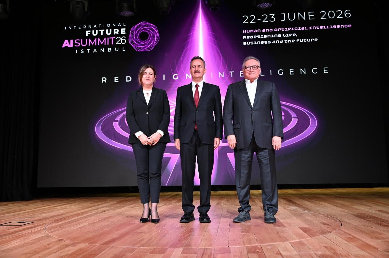 PROGRAMA SAVUNMA SANAYİ BAŞKANI PROF. DR. HALUK GÖRGÜN (ORTADA), BAU REKTÖRÜ PROF. DR. ESRA...