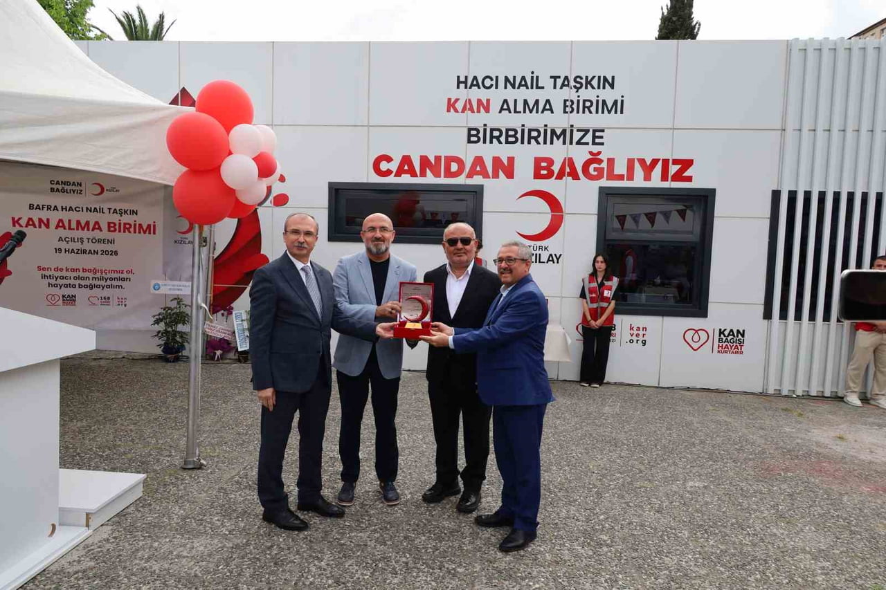 PROGRAMDA BİRİMİN YAPIMINA VE AÇILIŞ SÜRECİNE DESTEK SAĞLAYAN İSİMLERE TEŞEKKÜR PLAKETLERİ TAKDİM...