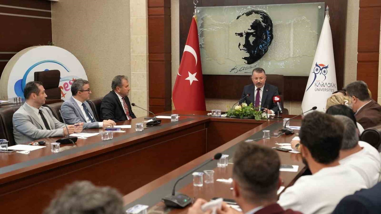 PROGRAMDA KONUŞAN KARABÜK ÜNİVERSİTESİ REKTÖRÜ PROF. DR. FATİH KIRIŞIK, SOSYALFEST’İN İKİNCİ...