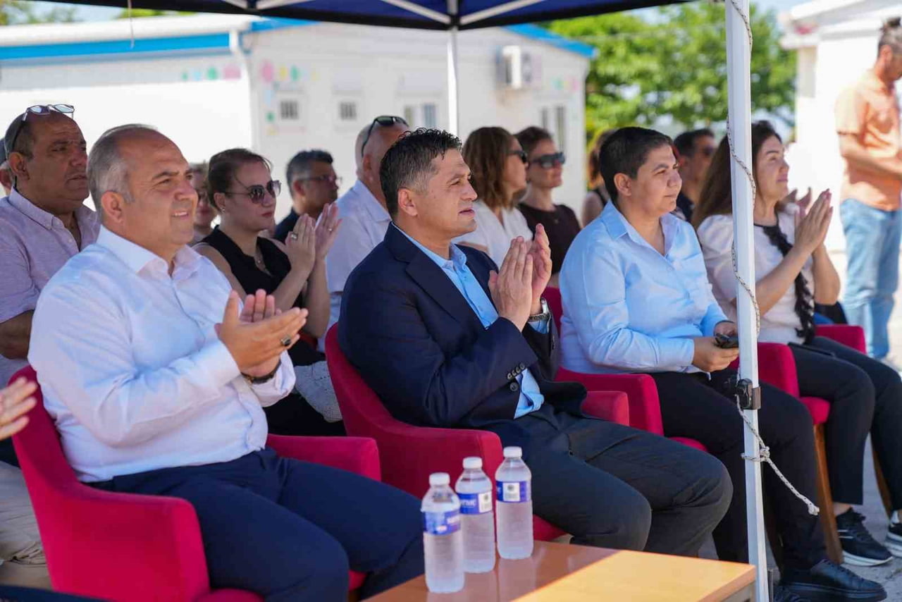 PROGRAMDA, VELİLERİN EL EMEĞİYLE ÖRDÜĞÜ TÜRK BAYRAĞI, ALİAĞA BELEDİYE BAŞKANI SERKAN ACAR'A TAKDİM...