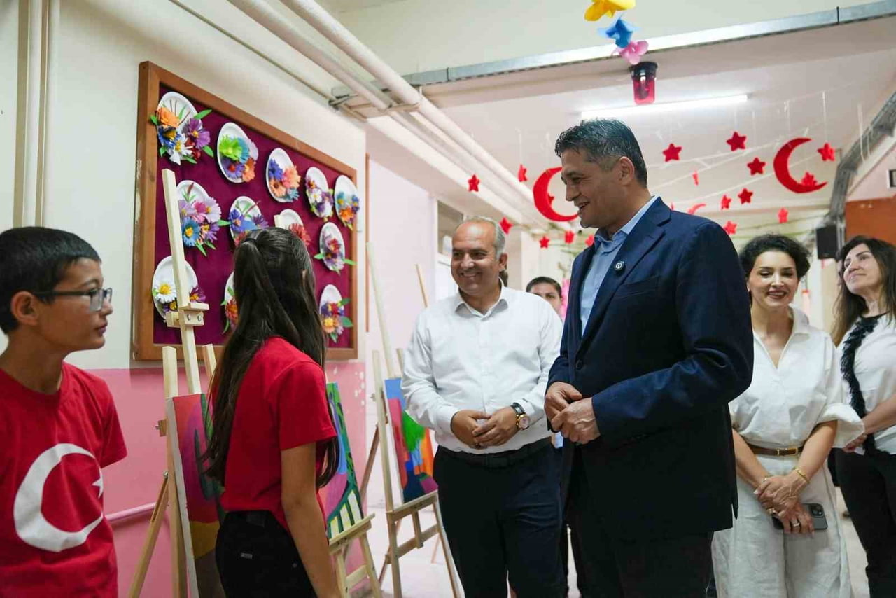 PROGRAMDA, VELİLERİN EL EMEĞİYLE ÖRDÜĞÜ TÜRK BAYRAĞI, ALİAĞA BELEDİYE BAŞKANI SERKAN ACAR'A TAKDİM...