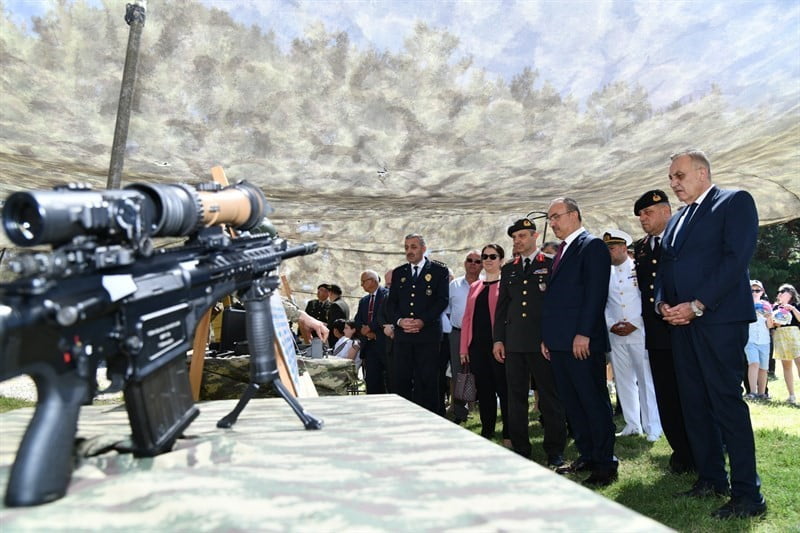PROGRAMIN SONUNDA YERLİ VE MİLLİ İMKANLARLA ÜRETİLEN SİLAHLAR İLE GARNİZON KOMUTANLIĞININ...