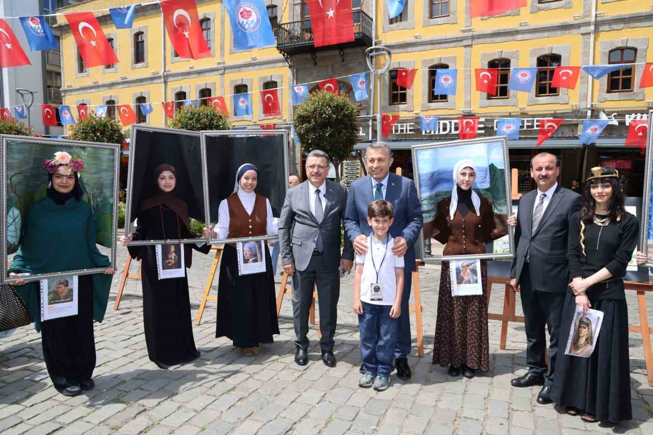 PROTOKOL ÜYELERİ, BİR GÜN SÜRECEK FESTİVALİN AÇILIŞ KURDELESİ KESİLDİKTEN SONRA ÖĞRENCİLERİN...