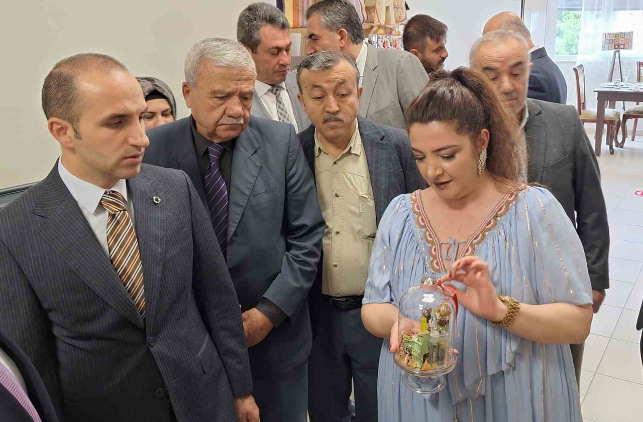 PROTOKOL ÜYELERİ SERGİLENEN ÜRÜNLERİ İNCELEYEREK BİLGİ ALDI.