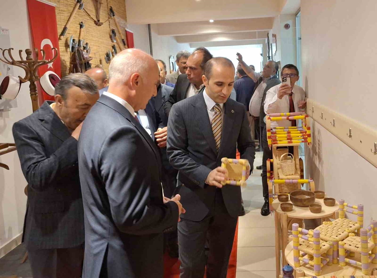 PROTOKOL ÜYELERİ SERGİLENEN ÜRÜNLERİ İNCELEYEREK BİLGİ ALDI.