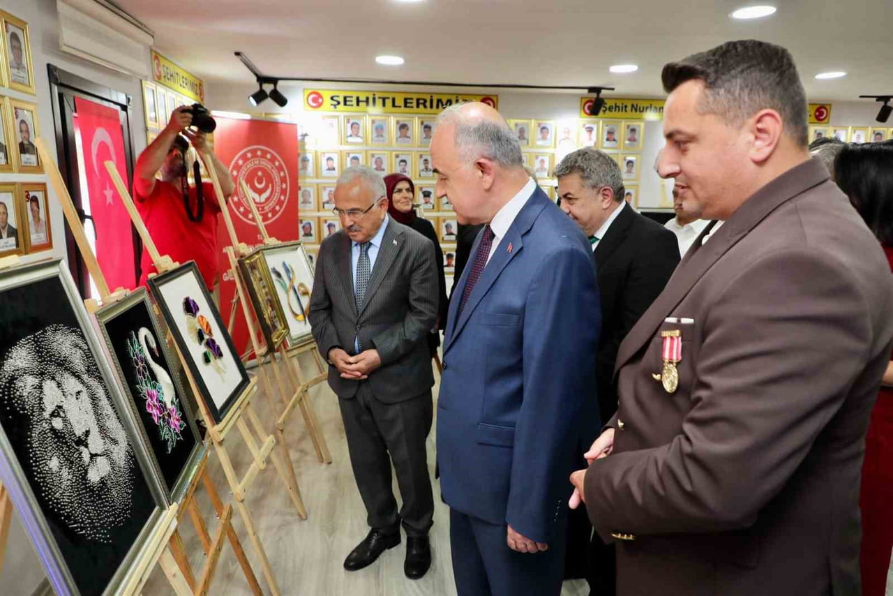 PROTOKOL ÜYELERİ TARAFINDAN SERGİNİN GEZİLMESİ