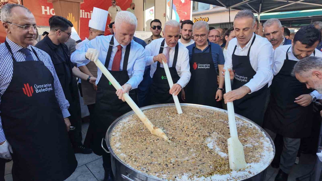 PROTOKOL ÜYELERİNİN DE KAZANLARIN BAŞINA GEÇEREK VATANDAŞLARA İKRAMDA BULUNDUĞU ETKİNLİKTE...
