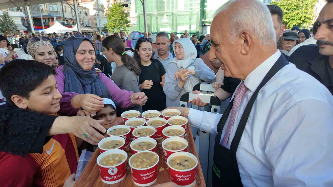 PROTOKOL ÜYELERİNİN DE KAZANLARIN BAŞINA GEÇEREK VATANDAŞLARA İKRAMDA BULUNDUĞU ETKİNLİKTE...