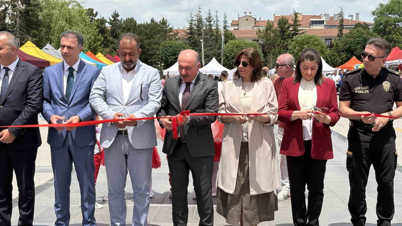 PROTOKOL ÜYELERİNİN KURDELE KESMESİNİN ARDINDAN SERGİ ZİYARETE AÇILDI.