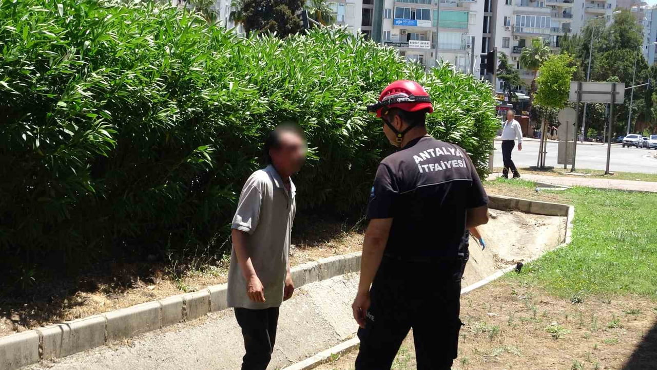PSİKOLOJİK SORUNLARI OLDUĞU DEĞERLENDİRİLEN ŞAHSI TELEFONDA GÖRÜŞTÜĞÜ BABASI BİLE İKNA...