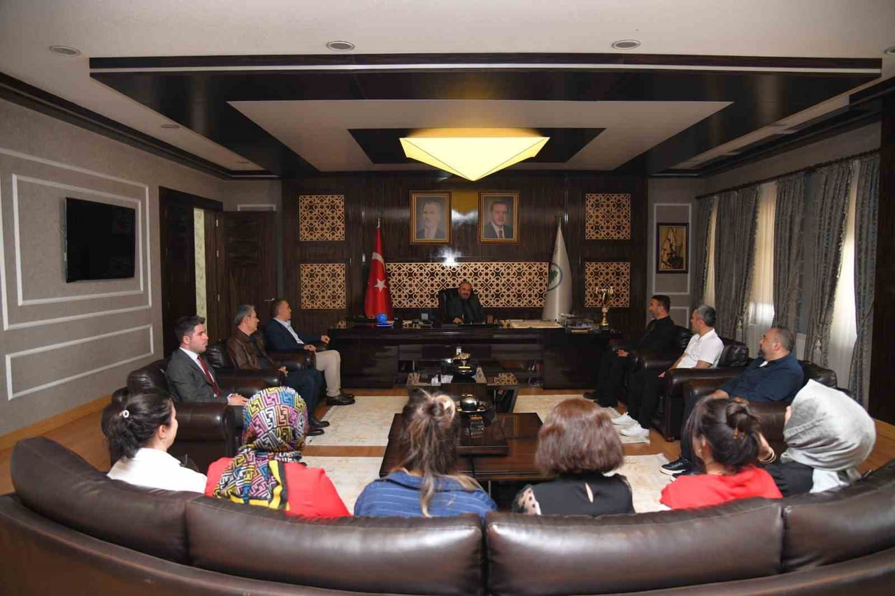 PURSAKLAR BELEDİYE BAŞKANI ERTUĞRUL ÇETİN, 9 GÜNLÜK BAYRAM TATİLİNİN ARDINDAN BELEDİYE BİNASINDAKİ...