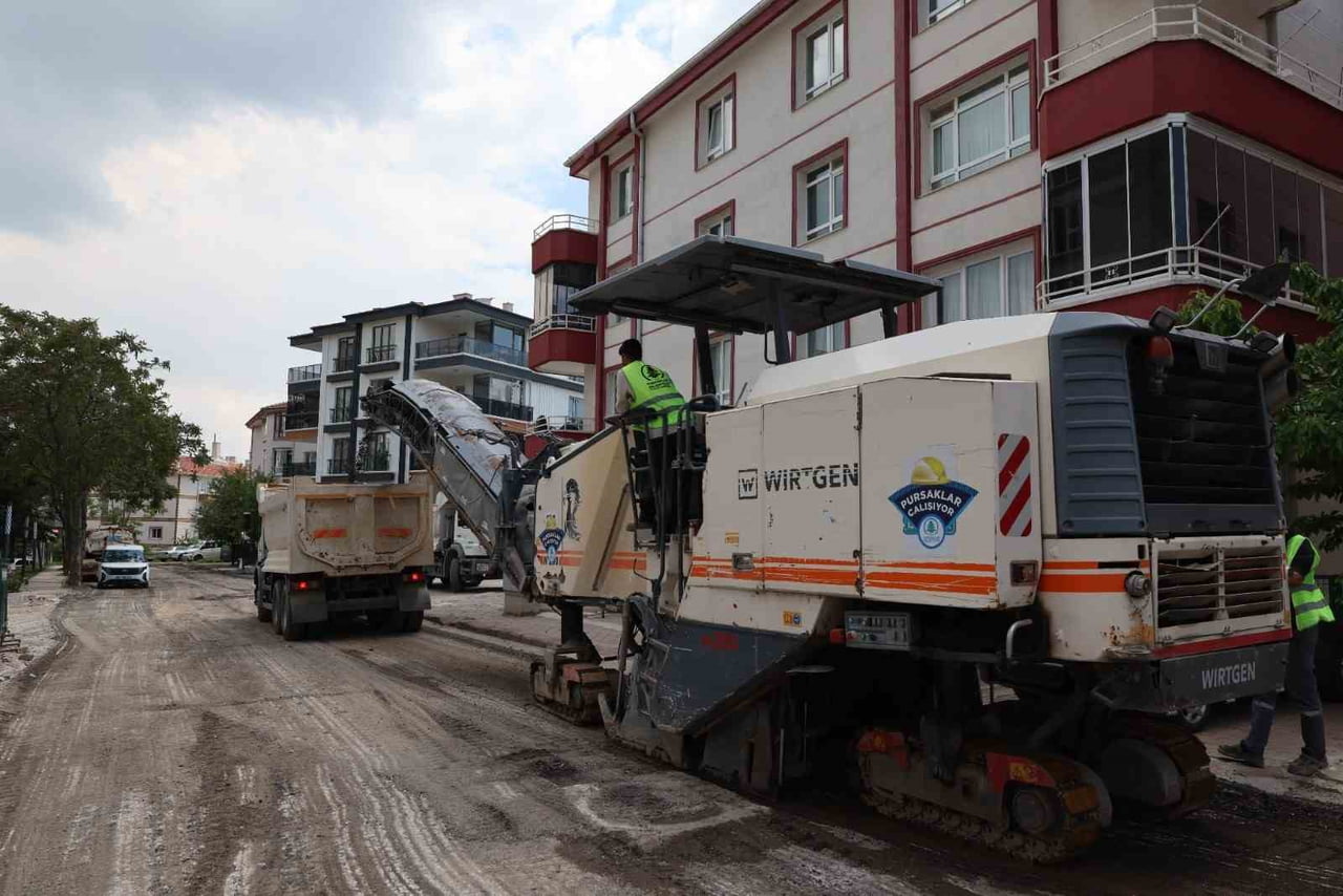 PURSAKLAR BELEDİYESİ, İLÇE GENELİNDE ULAŞIM KALİTESİNİ ARTIRMAK VE VATANDAŞLARA DAHA GÜVENLİ BİR...