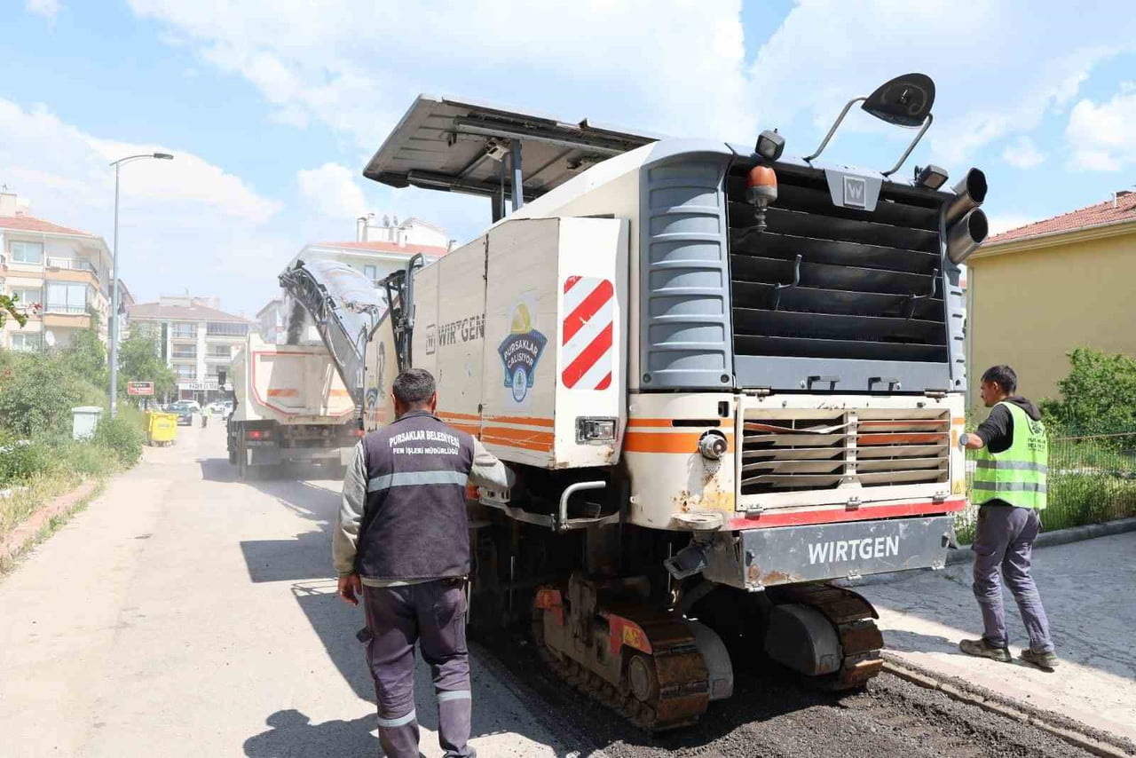 PURSAKLAR BELEDİYESİ, İLÇE GENELİNDE ULAŞIM KALİTESİNİ ARTIRMAK VE VATANDAŞLARA DAHA GÜVENLİ BİR...