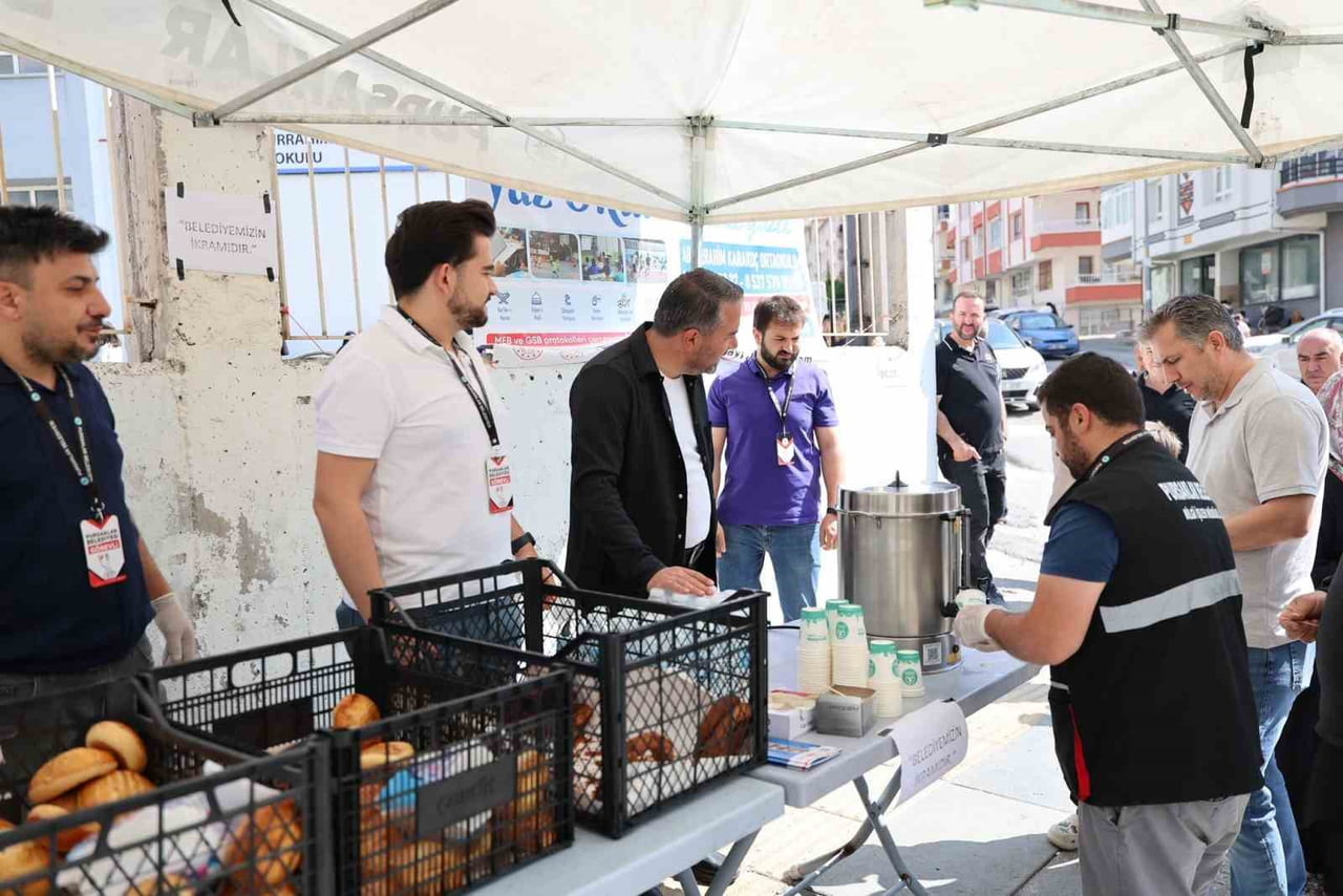 PURSAKLAR BELEDİYESİ, YKS'YE GİREN ADAYLARA VE AİLELERİNE ÇAY EŞLİĞİNDE SİMİT VE POĞAÇA İKRAM...
