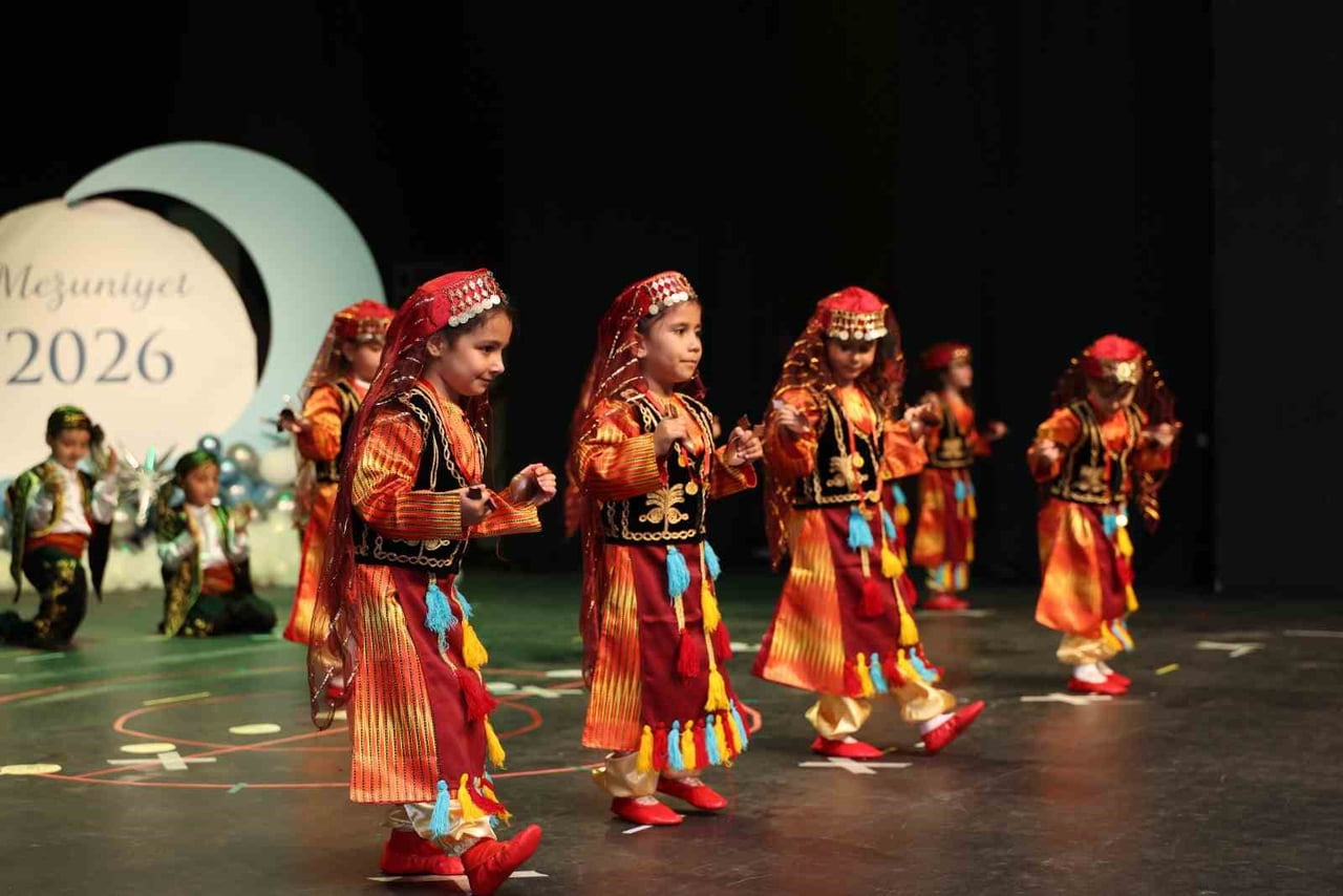 PURSAKLAR BELEDİYESİNE BAĞLI 5 AYRI NEZAKET OKULUNDAKİ ÖĞRENCİLERİN MEZUNİYET HEYECANI, YAVUZ...
